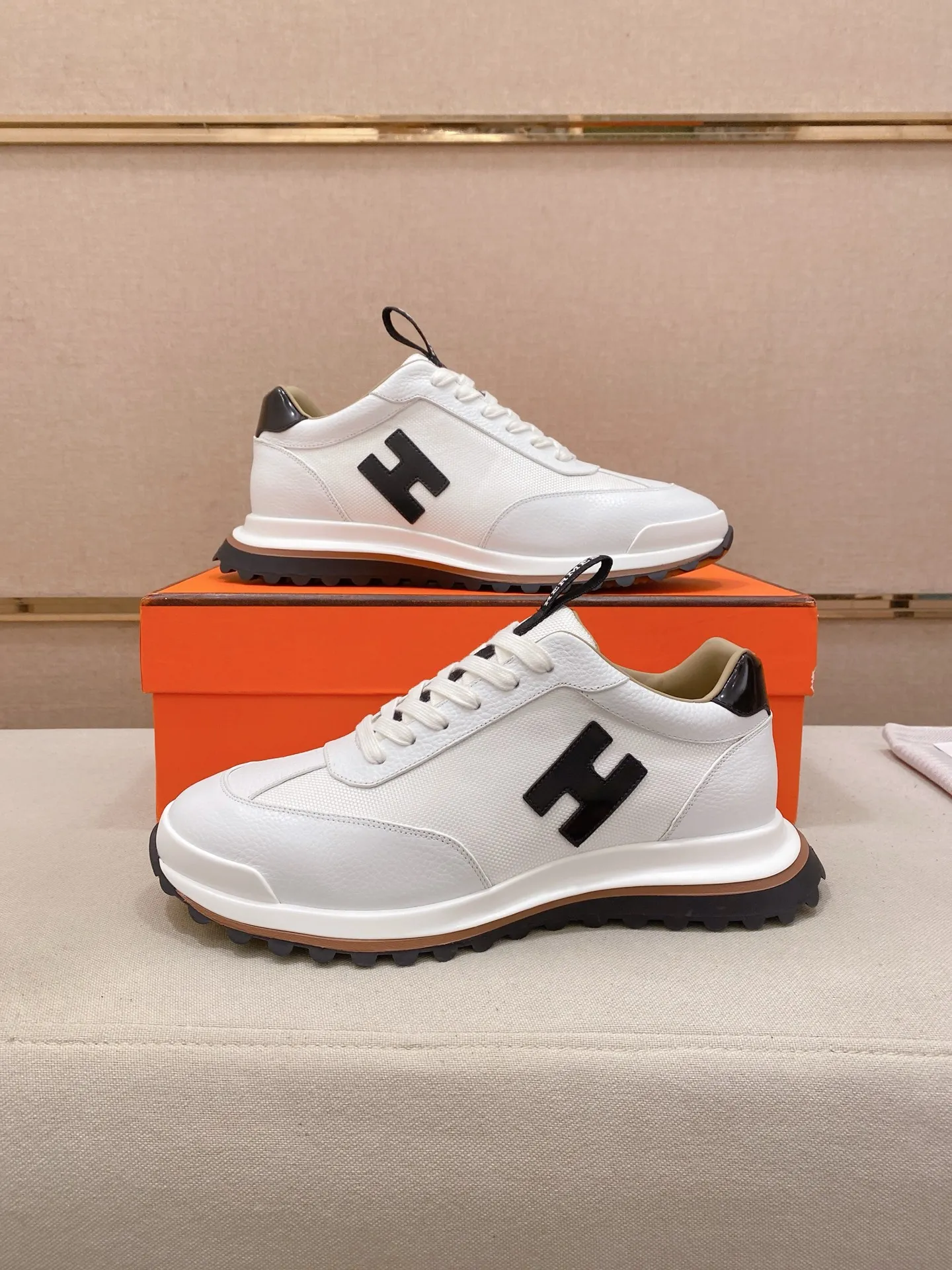 Men's shoes💰: 640💰HERMES/Hermes Leader sneakers! Tech twill, calfskin and suede goatskin sneakers featuring paneled multicolor twill, calfskin and suede. Lightweight geometric sole for a stylish urban look. Product details: White and orange rubber sole Black rubber sole with orange rubber insert Light natural leather insert White rubber toe cap Beige lambskin insole and lining Cotton strap, rubber lettering Sole height: 4cm Size: 38-39-40-41-42-43-44 (45.46 custom-made)
